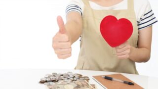 お金が貯まって喜んでいる女性