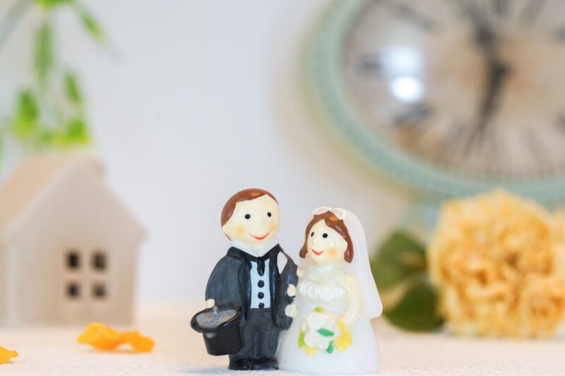 結婚式をあげてる新郎新婦