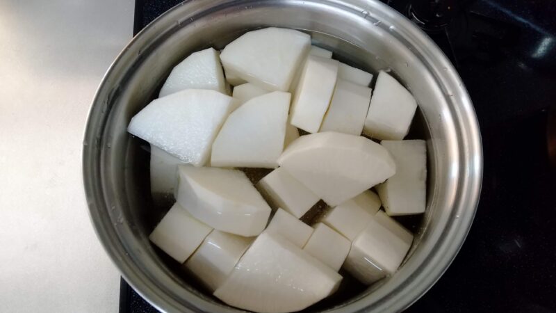 下ゆでする鍋に入った大根