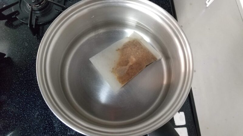 だしパックでだしを取る