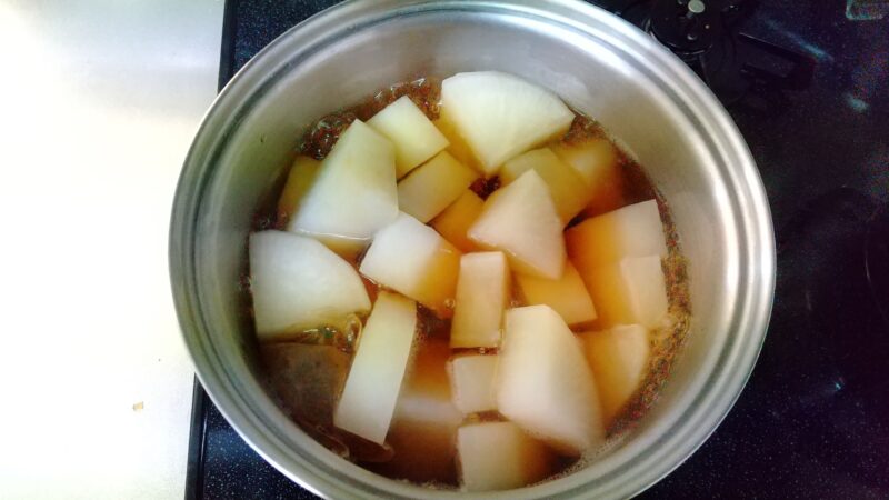 調味料を入れた鍋の大根