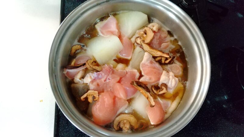 鶏むね肉と大根が入った鍋