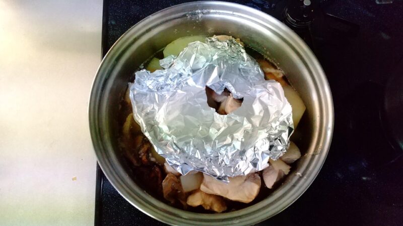 落し蓋をして煮込んでいる鍋