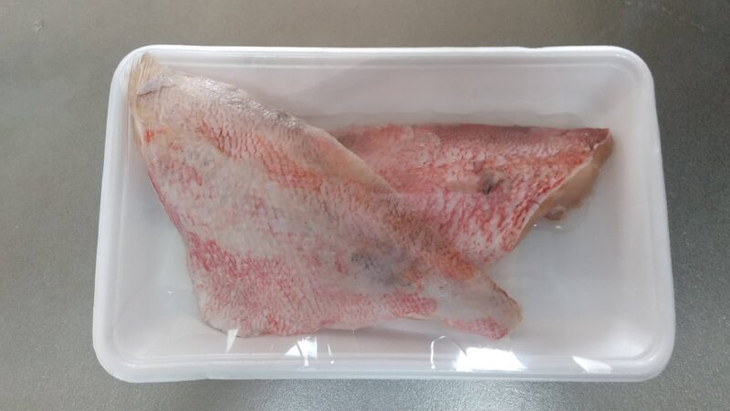解凍した赤魚