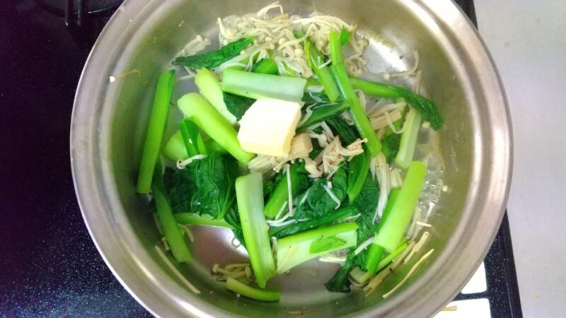 小松菜とえのき茸にバター投入