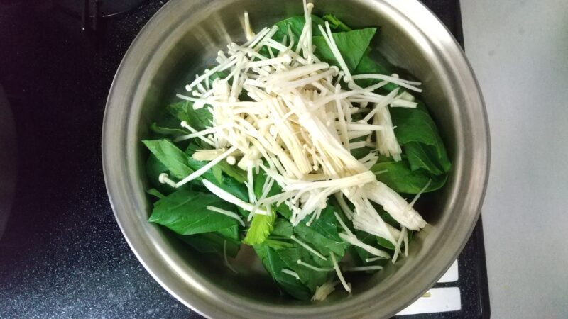 小松菜とえのき茸を入れたフライパン