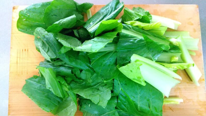 カットした小松菜