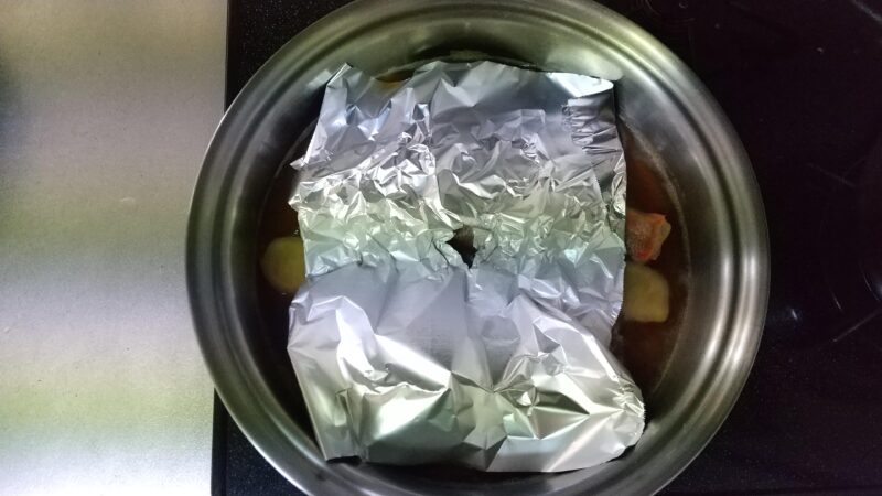 ホイルの落し蓋をしたフライパン