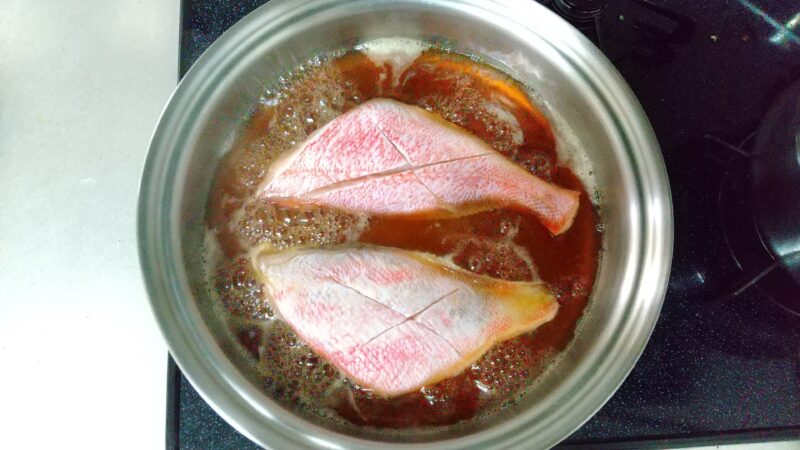 調味液に入れた赤魚